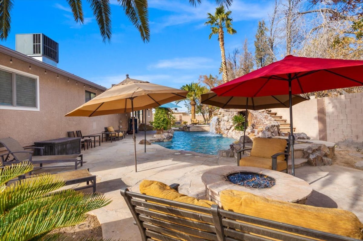 Las Vegas Lux | Pool | Hot Tub | Close to Strip! gallery image 5