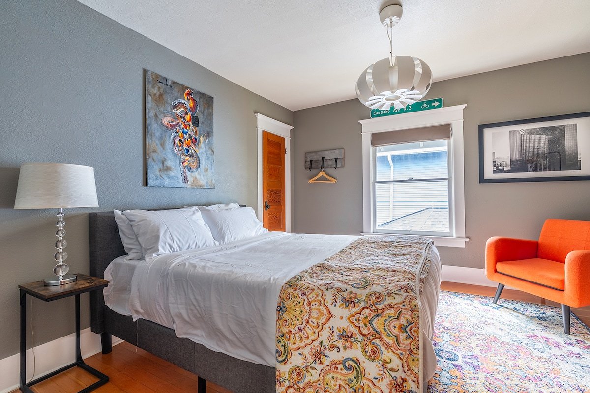 Seattle 5BR Craftsman w/ Private Hot Tub & Garden gallery image 3