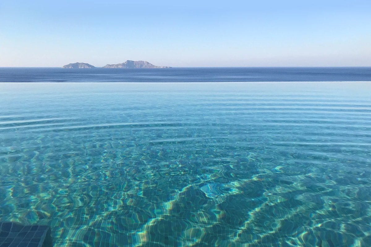 Lagremha Villa, Infinity Pool Over the Sea! gallery image 5