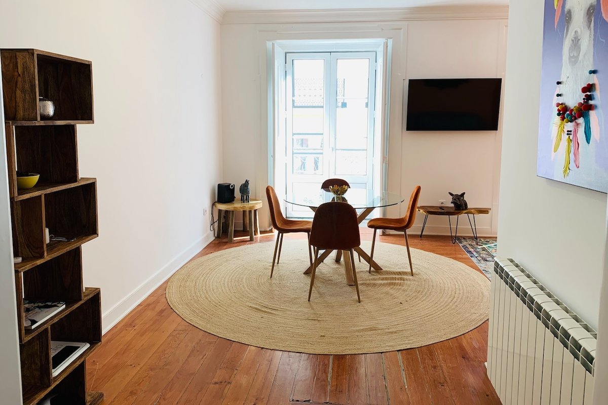 Modern and spacious 5BR in Chiado with parking gallery image 5