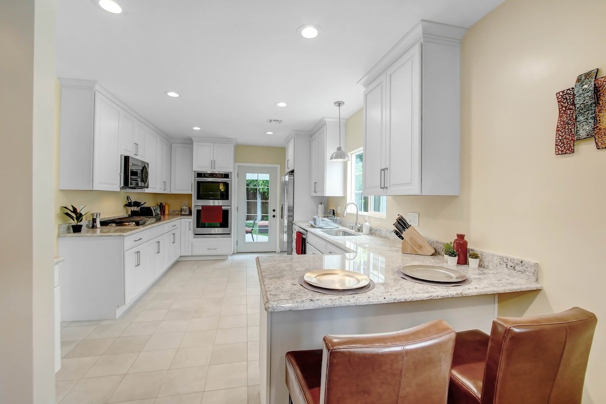 Beautiful Sherman Oaks Oasis gallery image 4