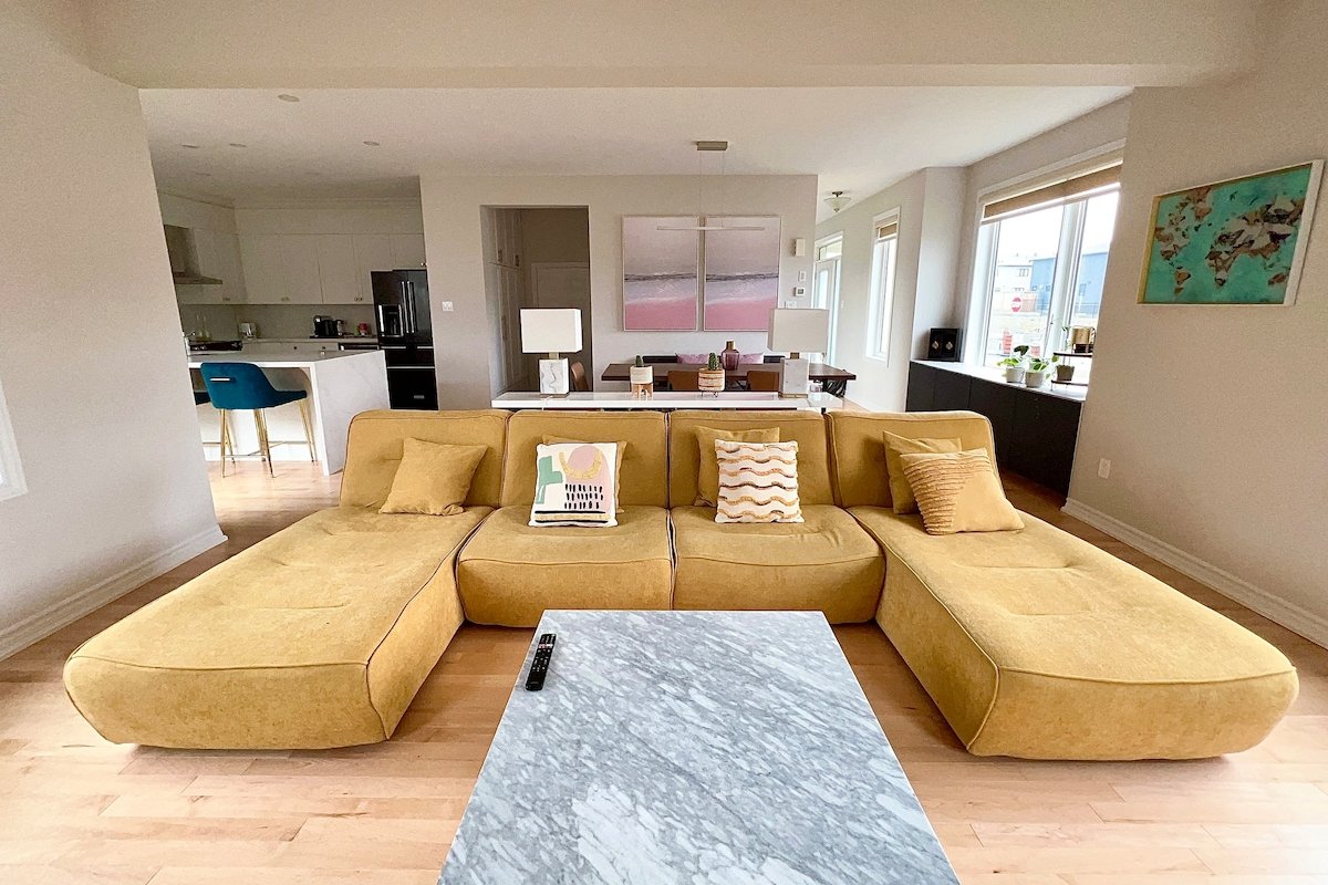 Home by Barrhaven Marketplace 5BR* & 3.5BATH gallery image 2