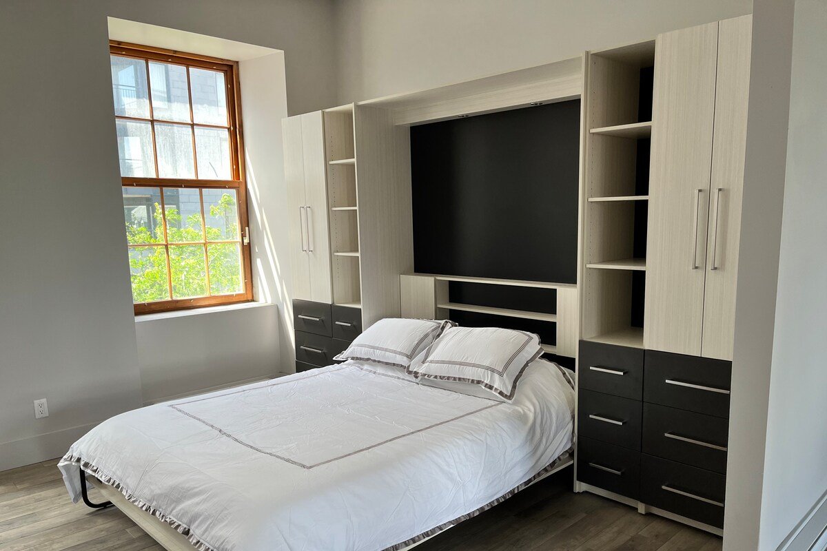 Sublime condo with Parking in Old Montreal gallery image 4