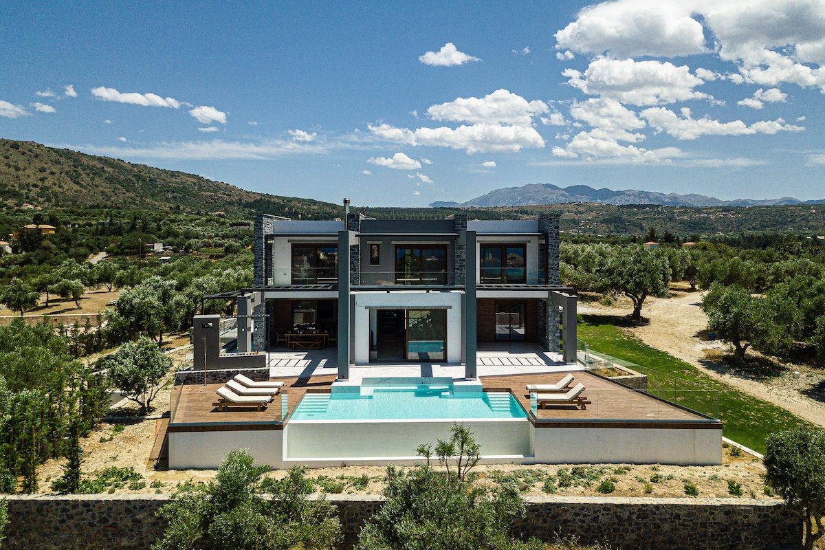 Luxe Getaway – Infinity Pool & Spa, Near the Beach gallery image 5