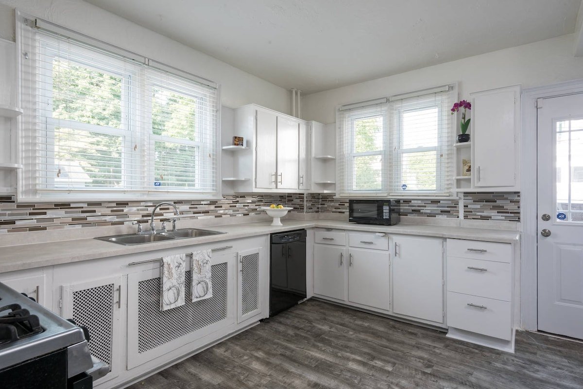 8 Year SuperHost 5 Bedroom Home In Albany! gallery image 3