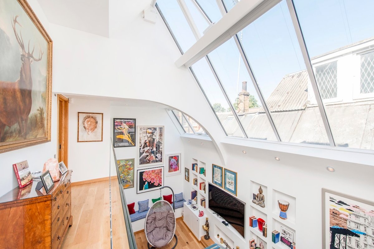 Stylish and renovated artists house in Chelsea gallery image 5