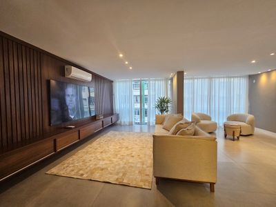 Apartamento vista lateral mar em Copacabana