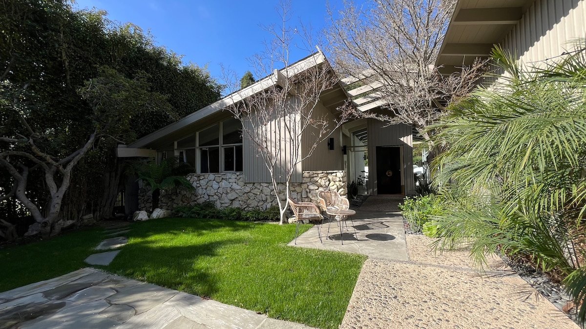 Mid Century Hollywood Hills masterpiece gallery image 5