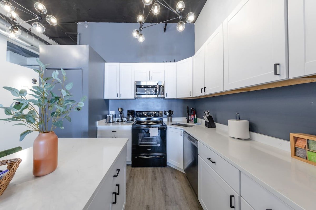 South Loop 5BR Luxury Suite for 12 Near McCormick gallery image 4