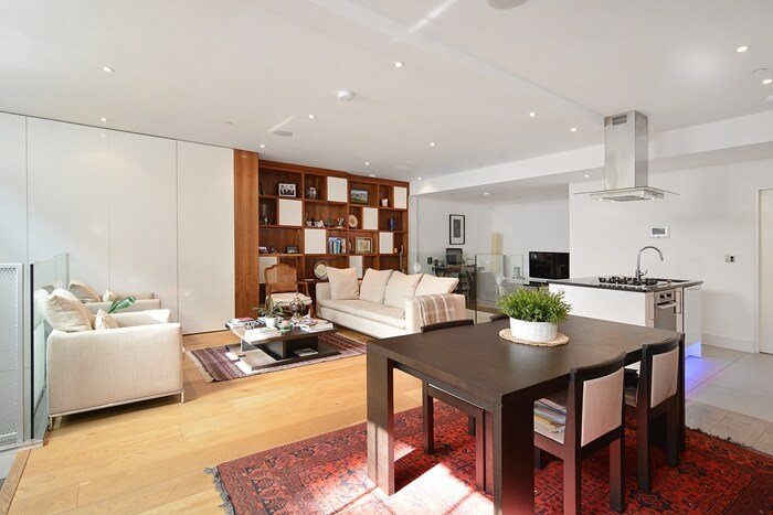 3 Bedroom flat in a quiet Kensington mews gallery image 3