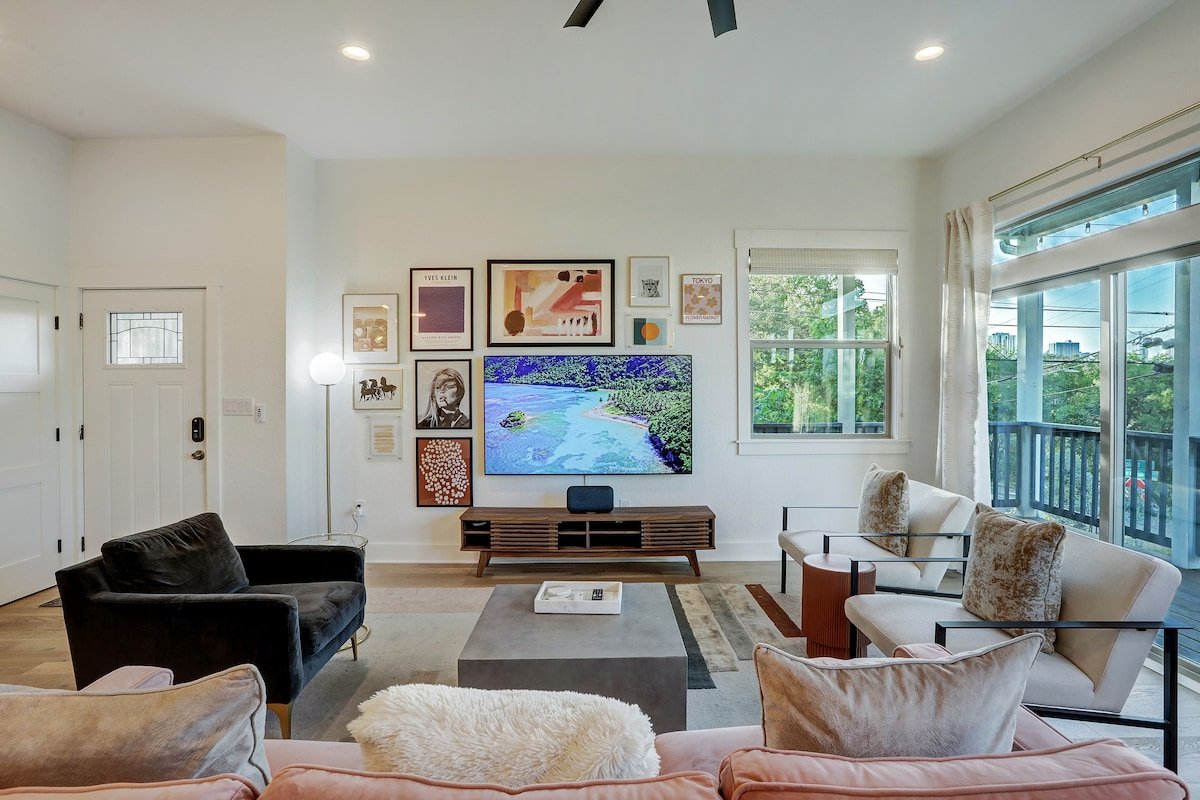 Bachelor(ette) Mansion | Heart of ATX | Sleeps 28 gallery image 5