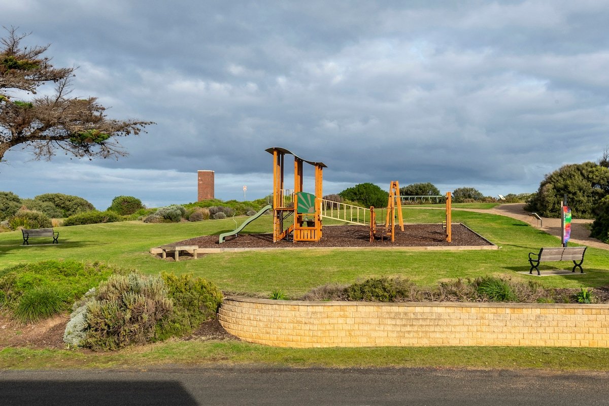 Luxury at the lookout – beach across the road! gallery image 5