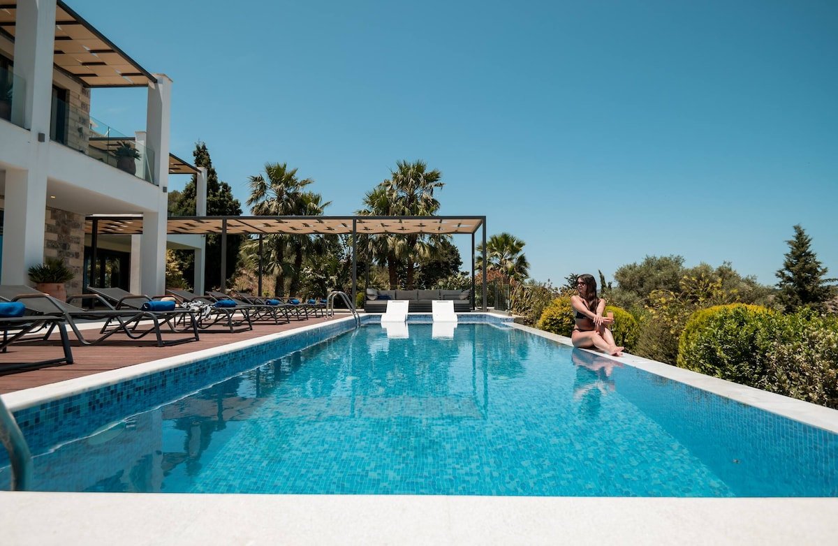 Blue Skyline Magnificent Villa, By Hellocrete gallery image 3