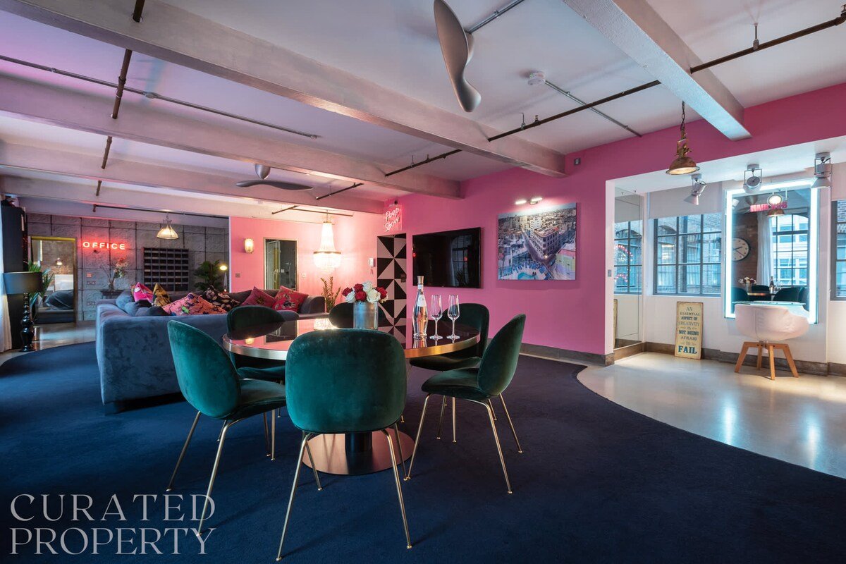 Luxurious Loft Central Soho – 3 Bedrooms & Office! gallery image 3