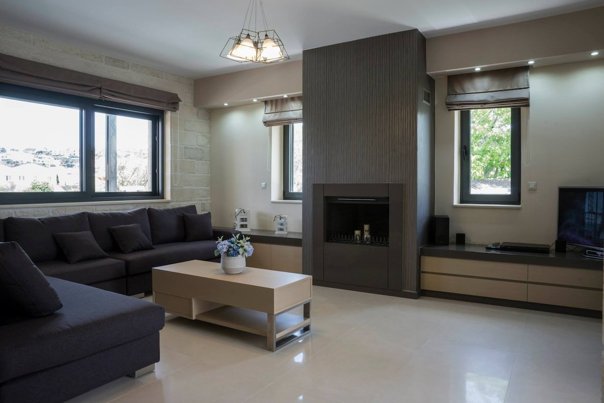 Villa 200m to Beach & Amenities w/Pool, Sauna, BBQ gallery image 4