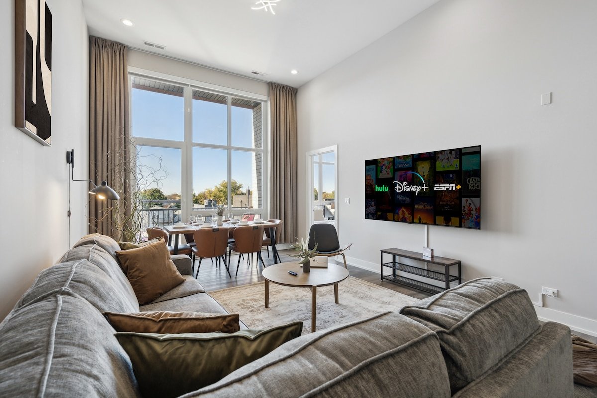 Penthouse•Skyline Views •10 min Downtown Sleeps 15 gallery image 4