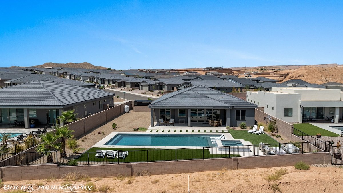 Mountains and Saltwater Pool gallery image 3