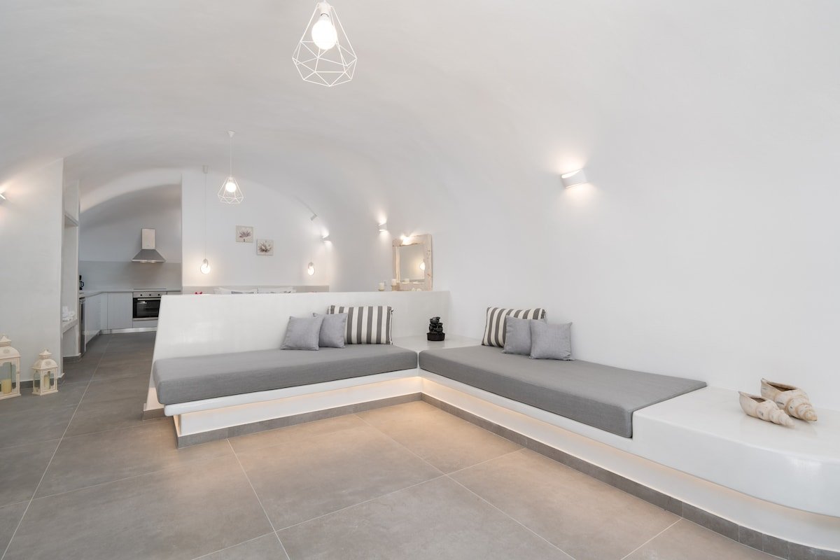 NEW Lux Yiota Collection 3 Suites & 3 Jacuzzi gallery image 5