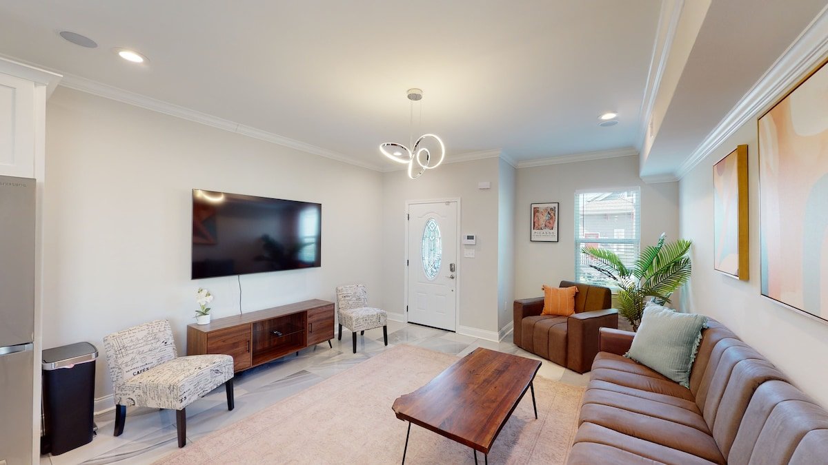 NOLA Oasis- Heated Pool, Parking, 8 Beds & 5 Baths gallery image 5