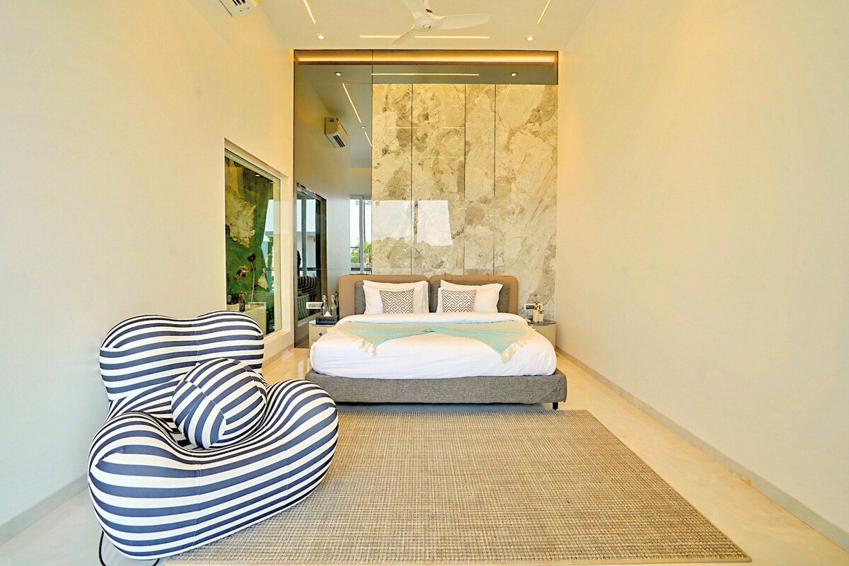 Majestic Glass Villa W/ Pvt Pool, Garden & Gazebo gallery image 5