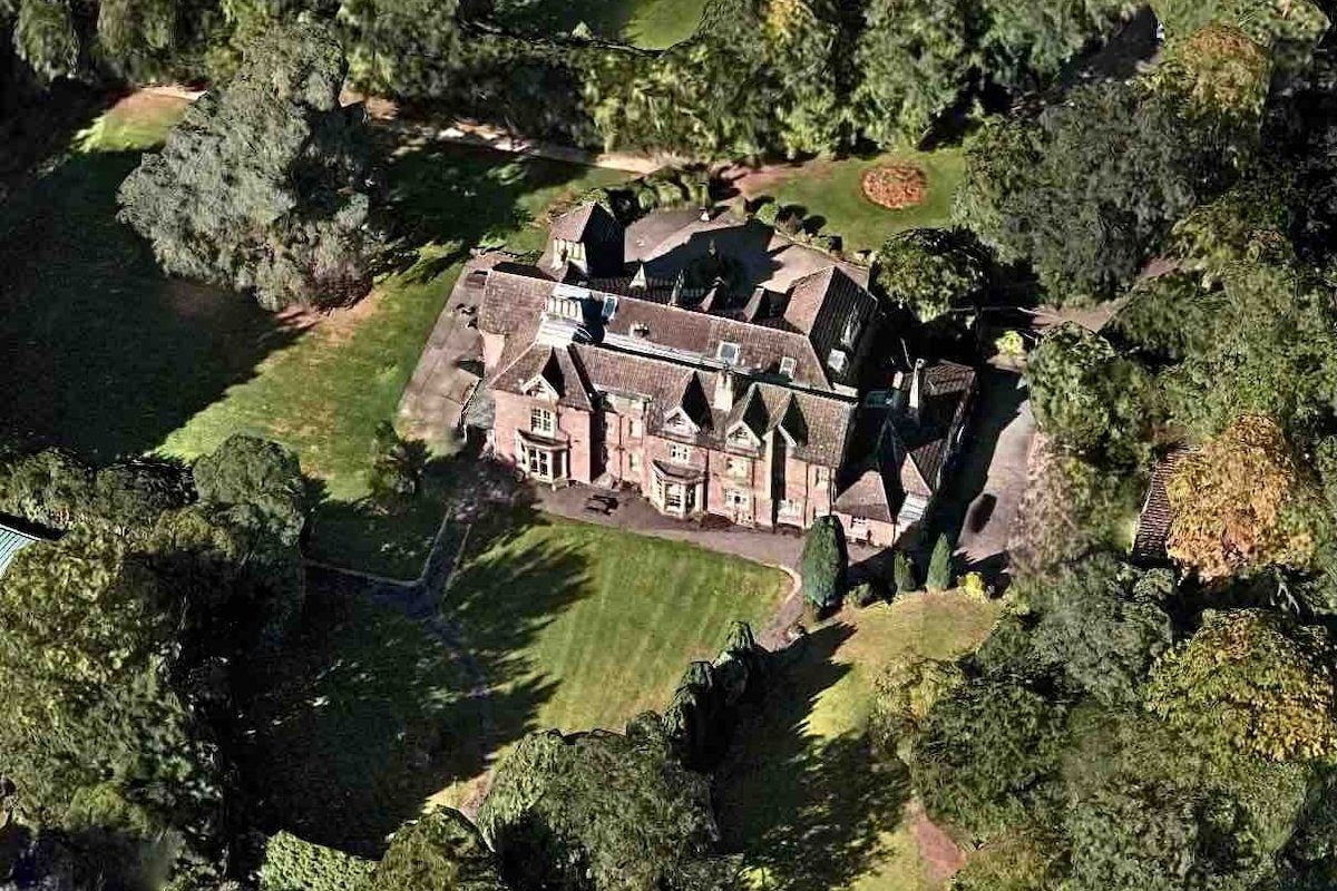 Entire Mansion 14 en suite bedrooms sleeps 34 gallery image 2