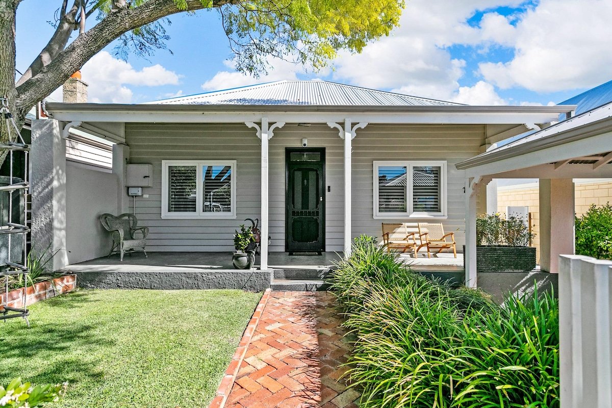 Family Home with Pool, Playground, Outdoor Kitchen gallery image 4