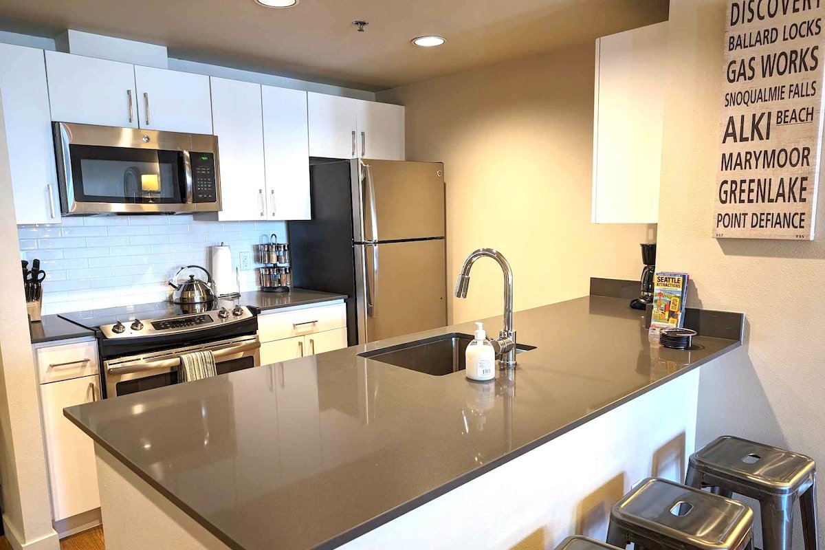 Harbor Steps-Best Spot Downtown! gallery image 4