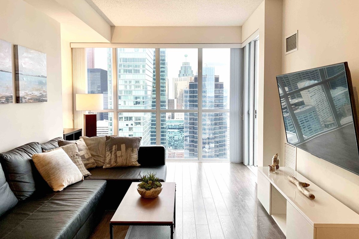 Luxury 1+Den condo steps away from CN Tower & Lake gallery image 2
