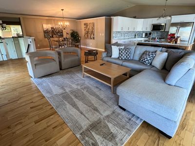 Lake home: hot tub & pool table