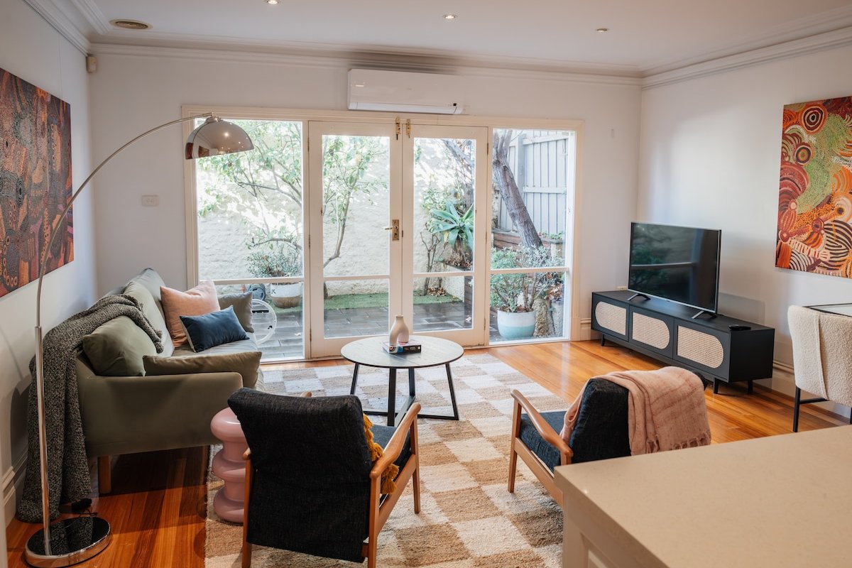 Central South Melbourne Cottage gallery image 2