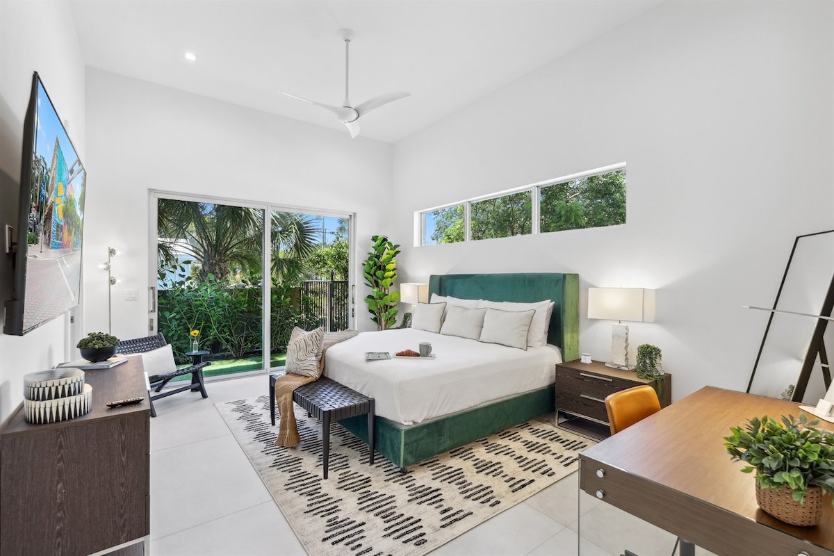 37 Luxury Villa + Pool | Steps to Ave | Sleeps 14 gallery image 2