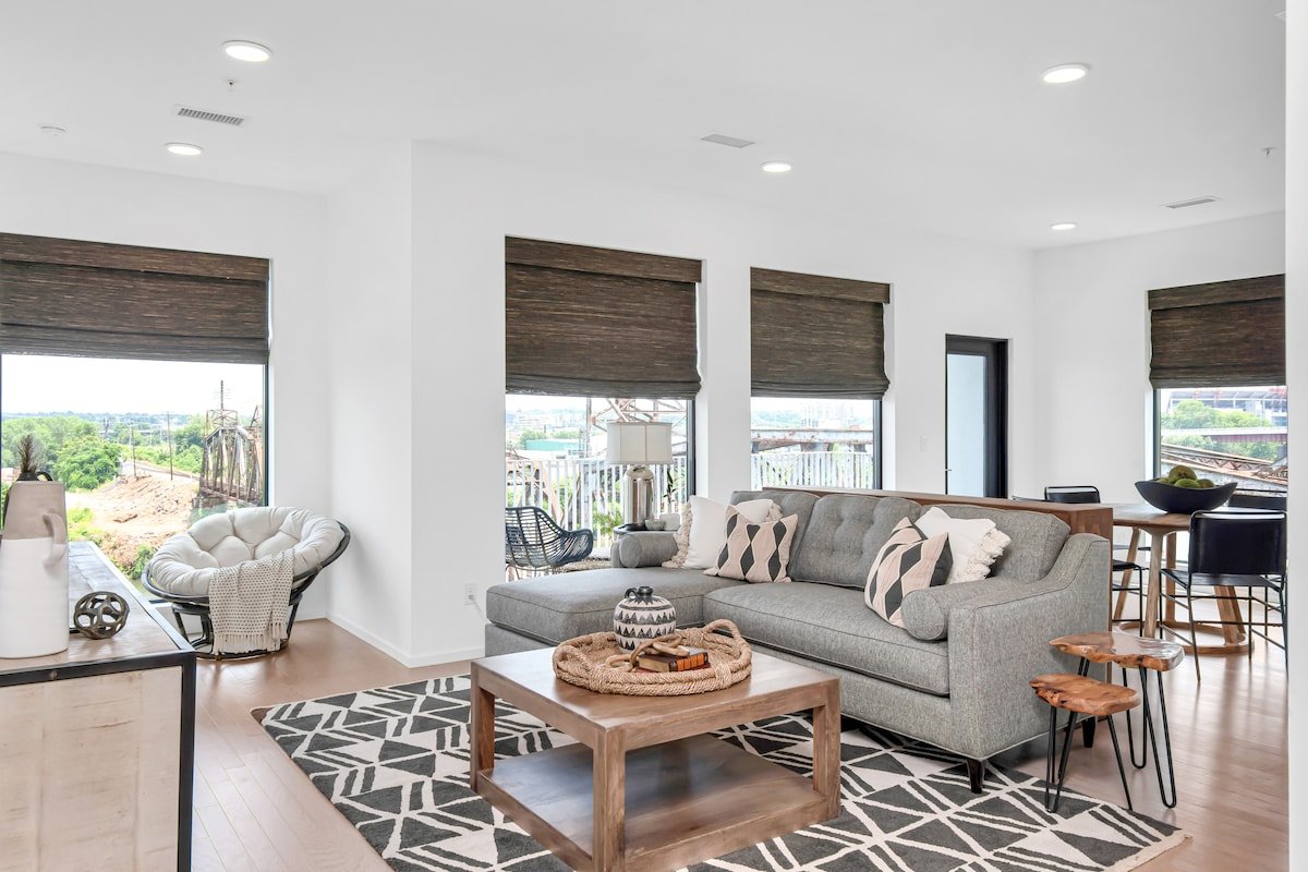 Penthouse River View Walk Downtown +Garage Parking gallery image 2