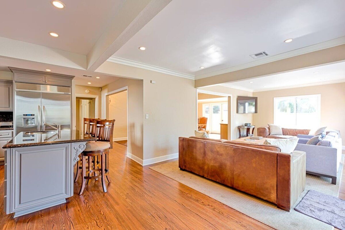 Gorgeous Pool Home In Hollywood Hills gallery image 3