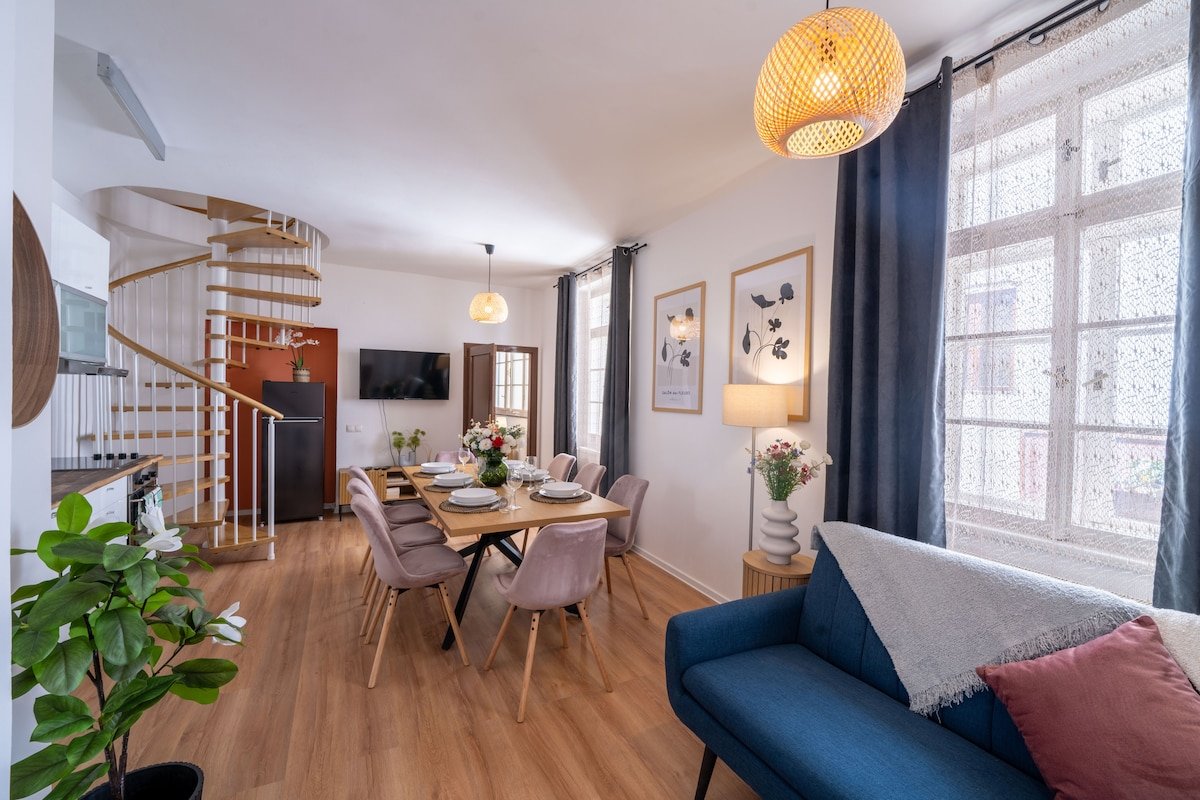 3BR + 2 BATH + PATIO – 100m to Old Town Square gallery image 5