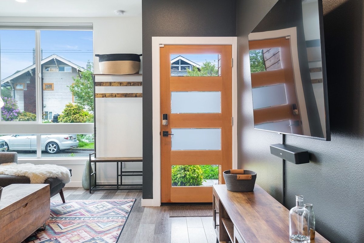 Stylish Townhouse Near Seattle Attractions gallery image 4