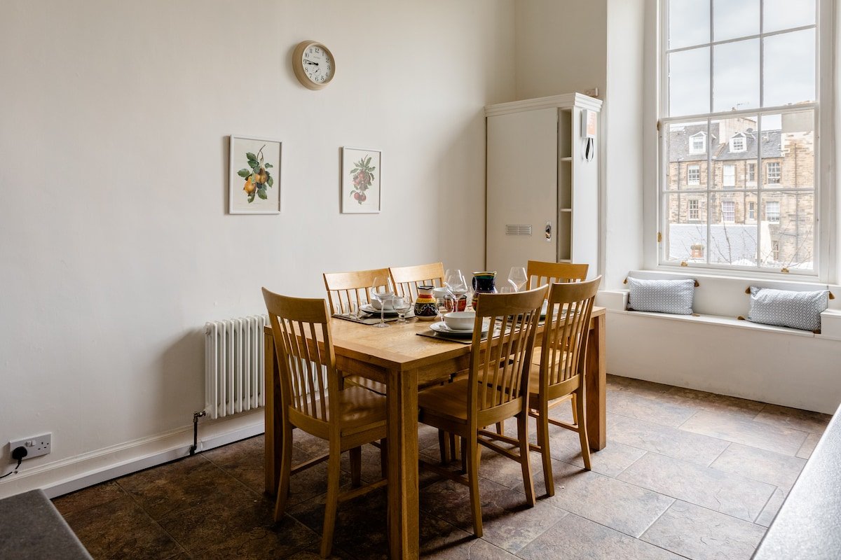 Spacious Georgian New Town flat c/w parking gallery image 4