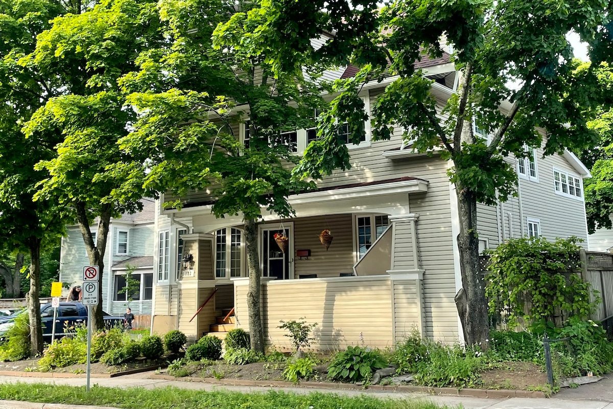 Downtown character 4 bedroom perfect location gallery image 3