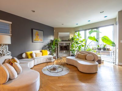 Homer Street Hotel: Bucktown Upscale Designer Home