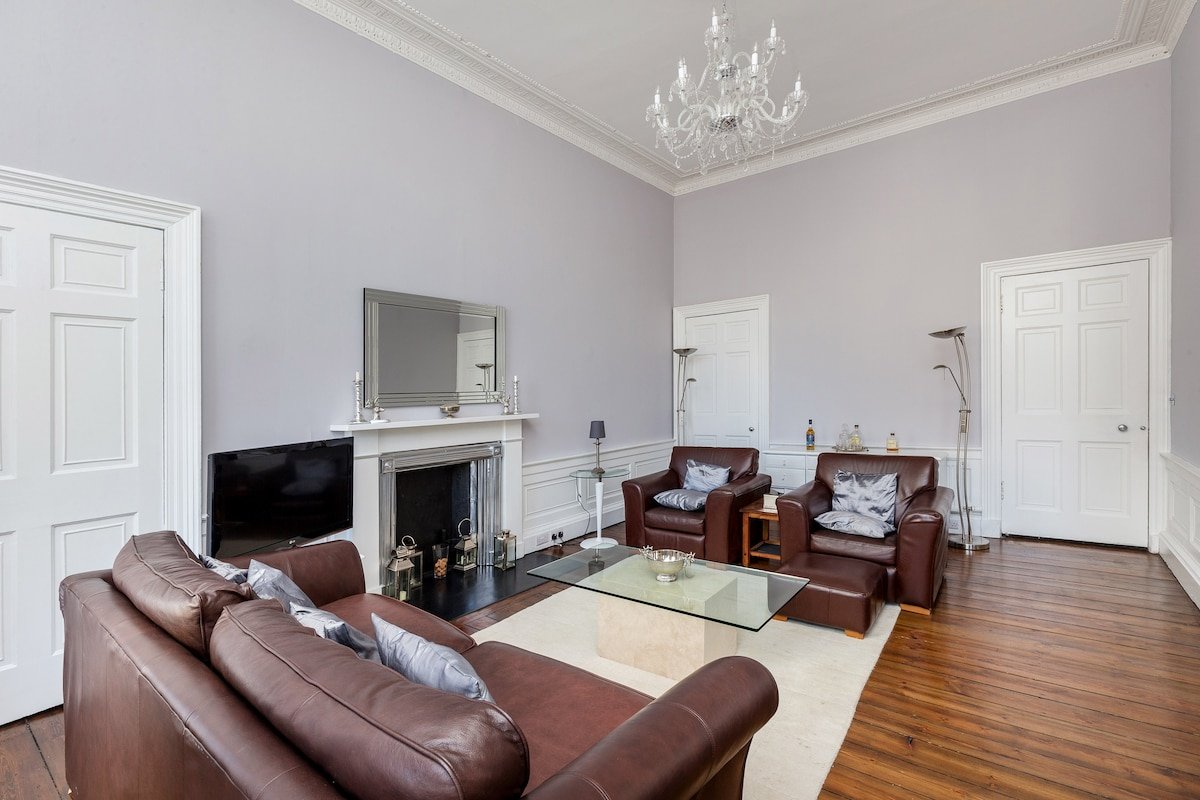 Amazing 3 beds apartment, Edinburgh City Centre gallery image 4