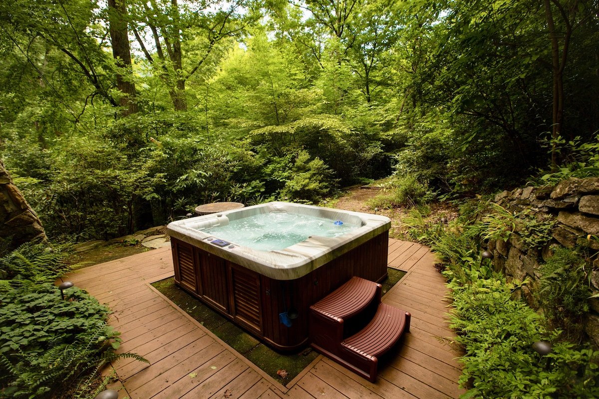 Woodland Retreat w/HOT TUB & DECKS gallery image 3