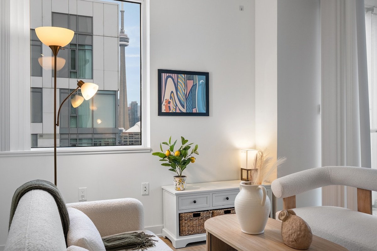 3BR/2BA Japanese-styled CN-Tower View Condo gallery image 2