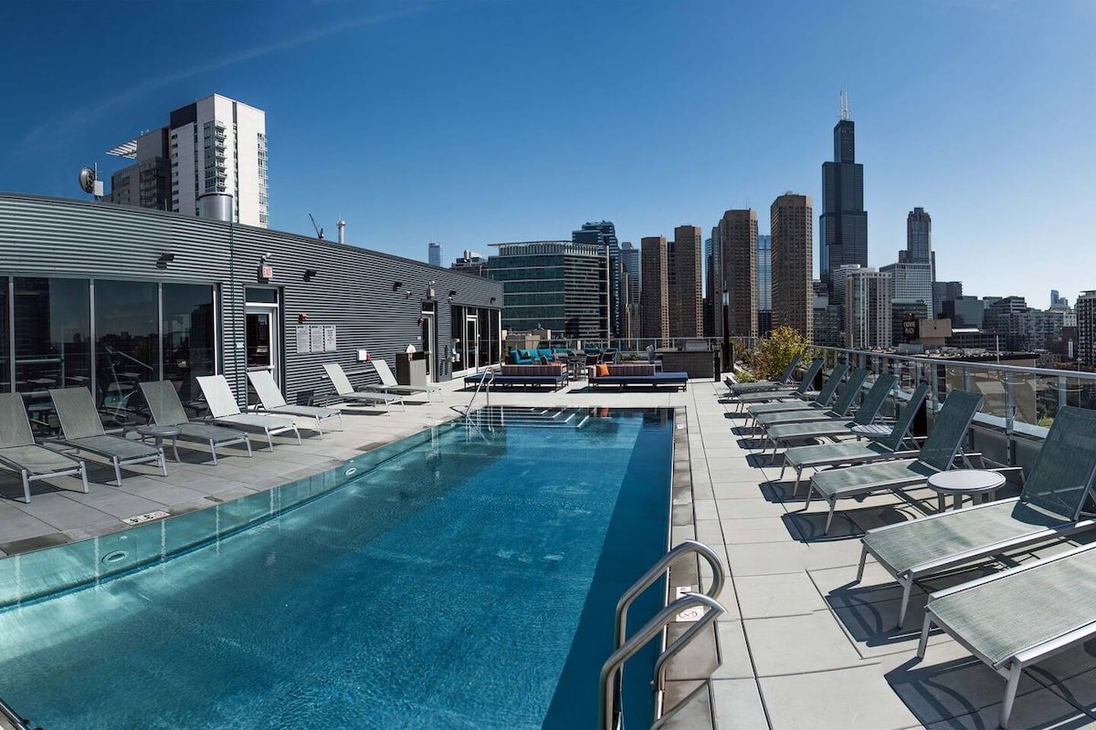 Million Dollar Views! Luxury Downtown Skyhouse! gallery image 3