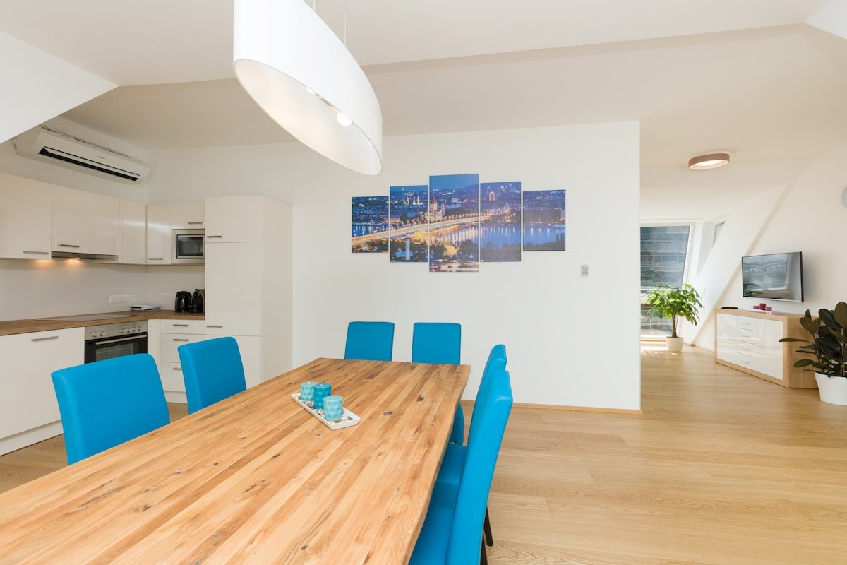 Central & Modern 3BR/3BA, Terrace & Riverside Chic gallery image 5