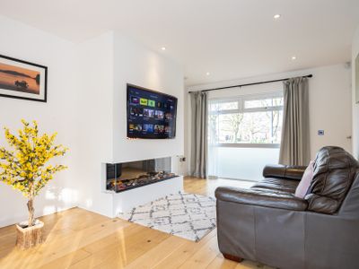 Warm spacious house, free parking, gorgeous garden