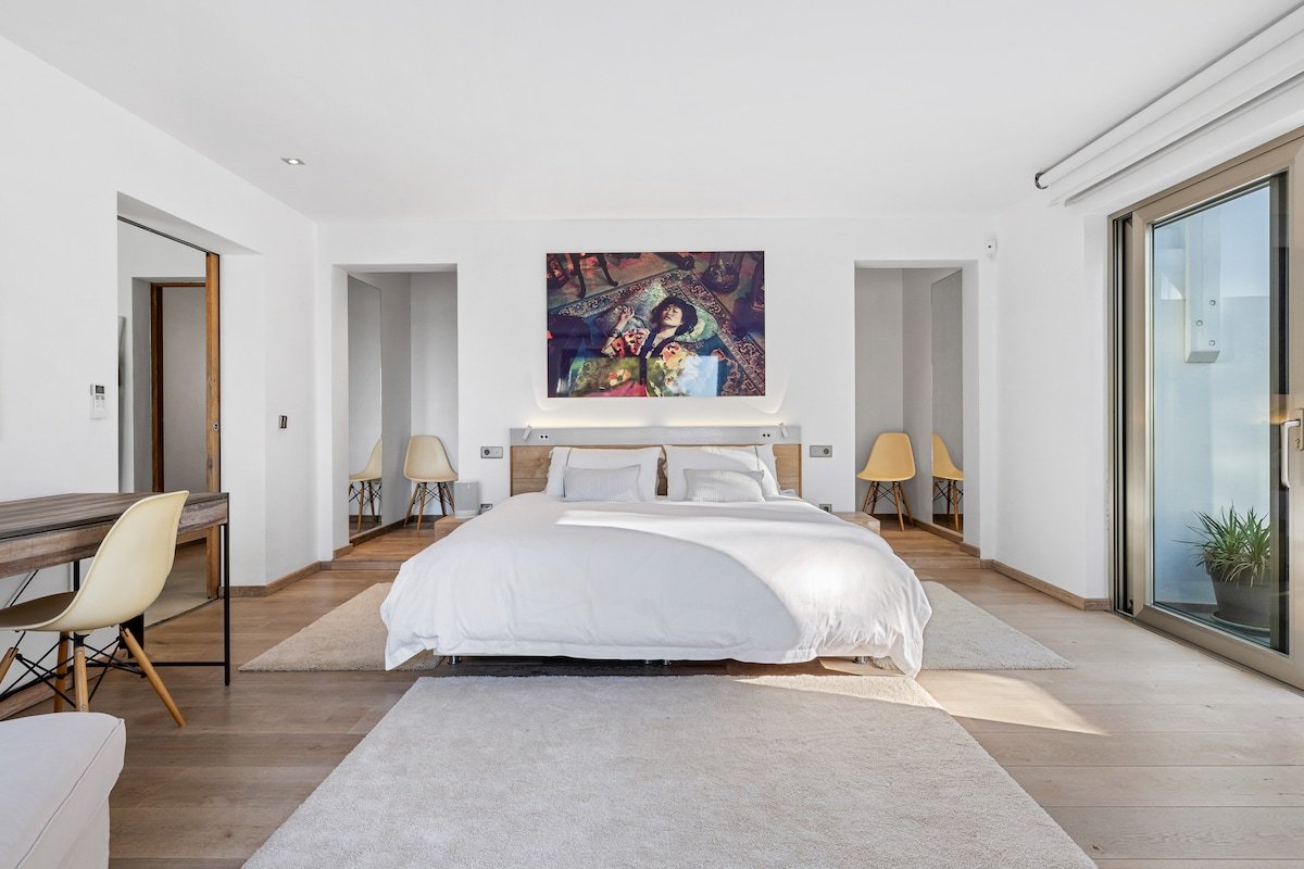 Sunset View-Luxury-Heated Pool-Gym gallery image 2