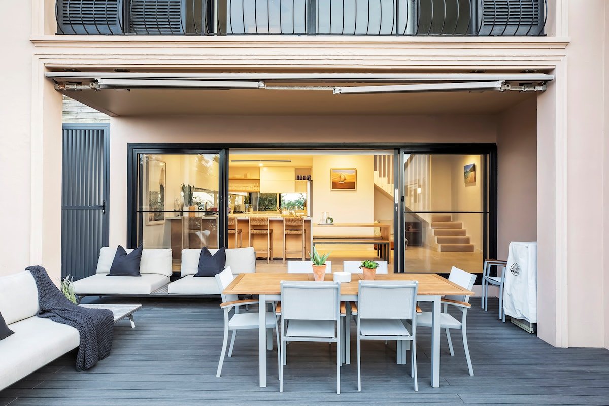 Palm Beach Chic: Sprawling Luxury with Ocean Views gallery image 4