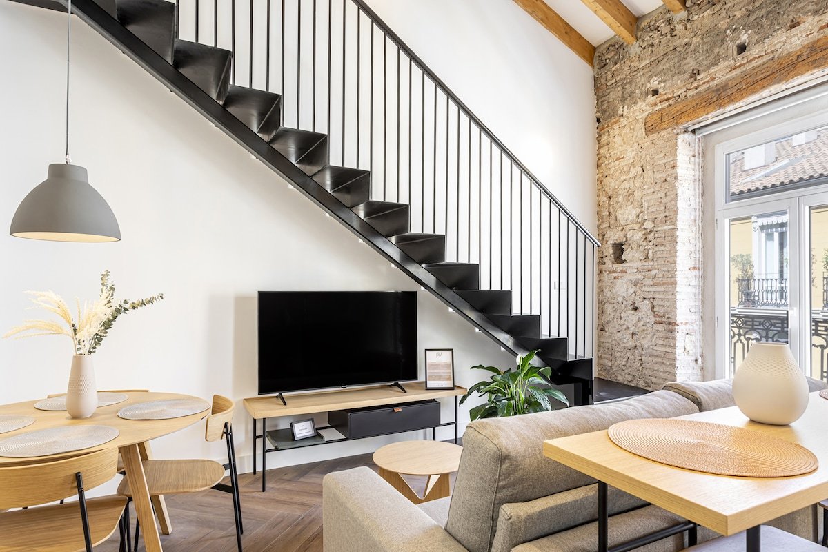 N7. Stunning Duplex in the City Center gallery image 2