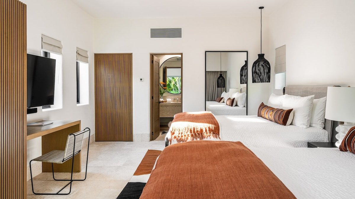 Sleek Four Seasons Private Villa With Ocean Views gallery image 5