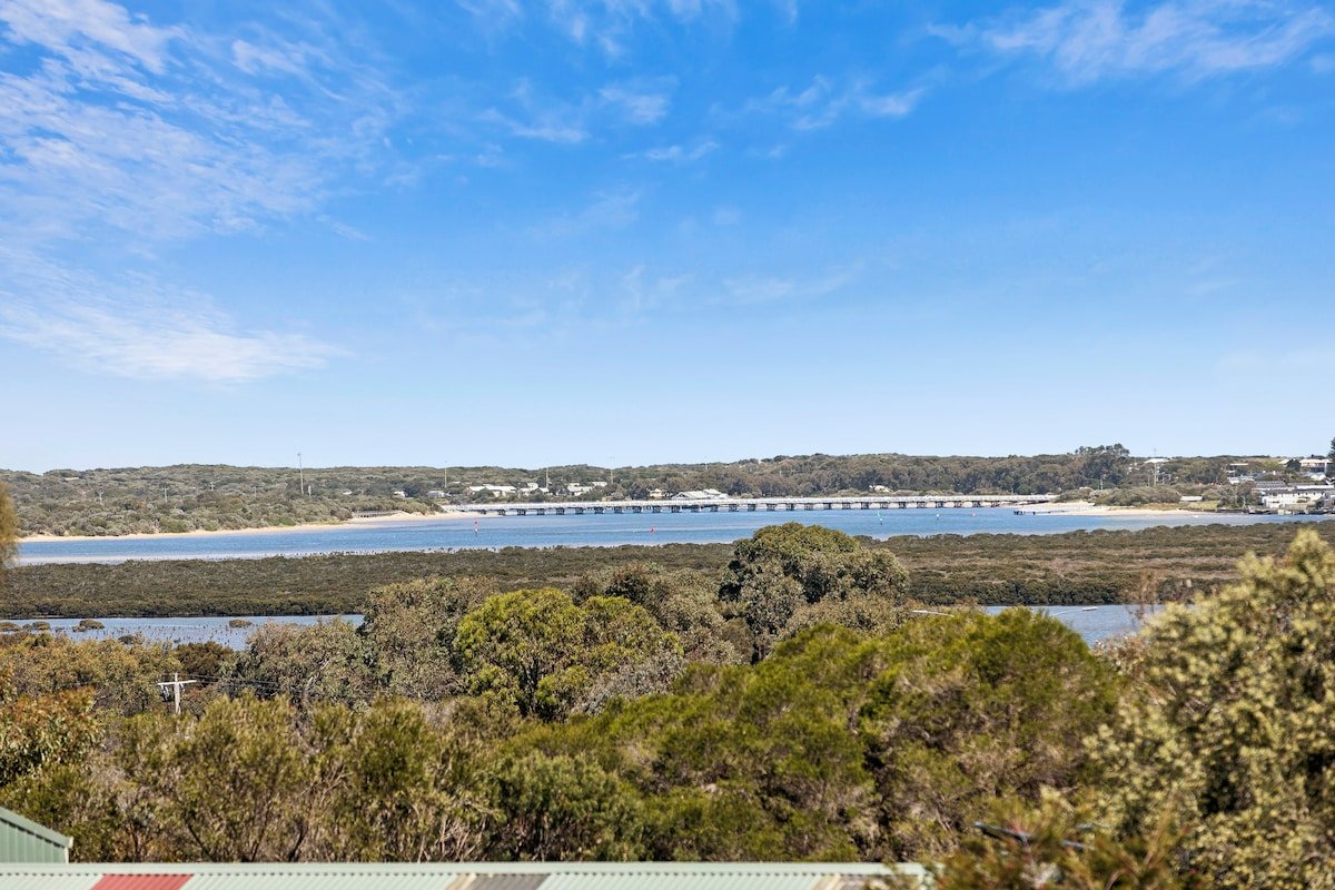 Saltaire Luxurious Beach House Breath-taking Views gallery image 3