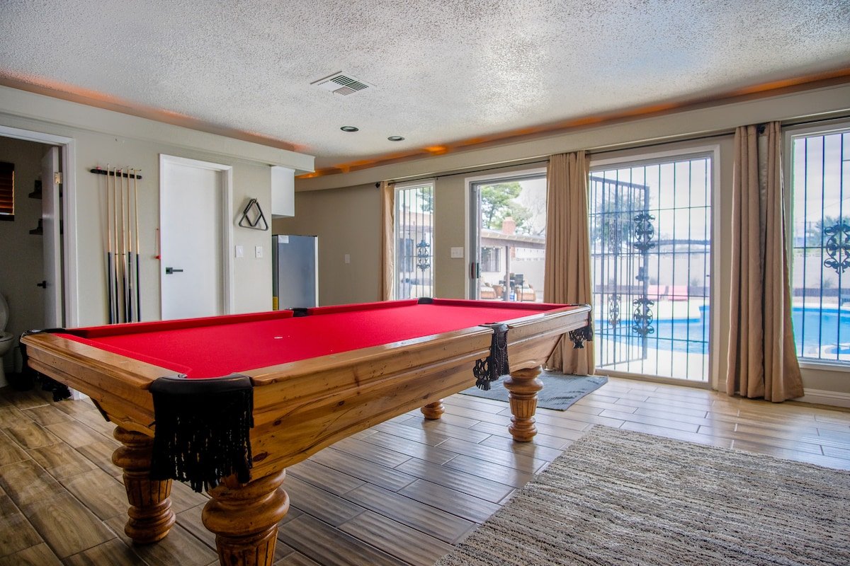 Gorgeous 5BR/3BA w/Pool and Casita near strip gallery image 3